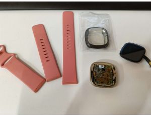 Smartwatch Fitbit Versa 3 różowy - image 2